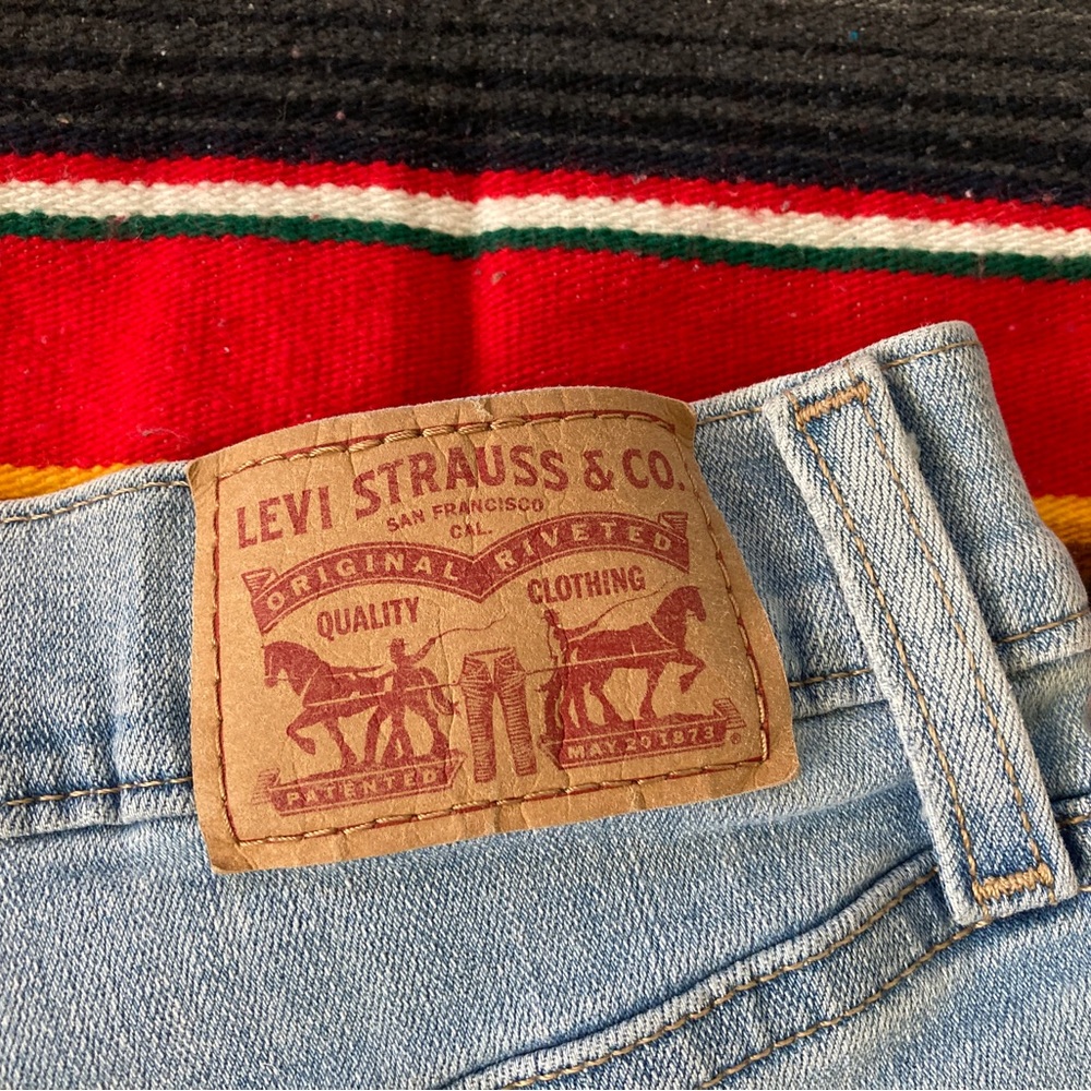 Levi’s Denim Shorts Mid-Length - Picture 3 of 5